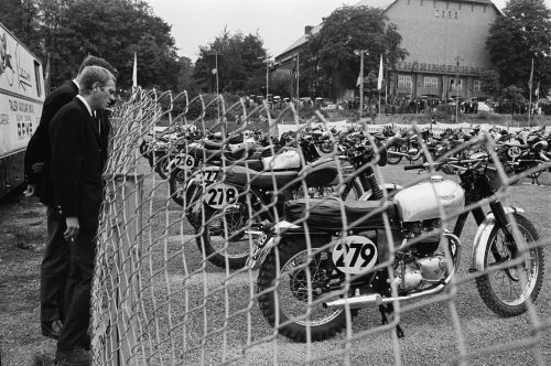 Steve McQueen, Erfurt, RDA,1964 (© François Gragnon / Paris Match / LA Galerie de l’Instant)