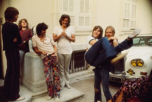 Mick Jagger, Mick Taylor, Keith, Jimmy Miller le producteur, Bobby Keys le saxo dans les bras de Jim Price le trompettiste, Villa Nellcote, Villefranche sur Mer, 1971