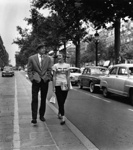 A bout de souffle - Jean-Luc Godard -1959 Jean-Paul Belmondo, Jean Seberg Champs Elysees Paris (©RAYMOND CAUCHETIER/ LA GALERIE DE L’INSTANT)