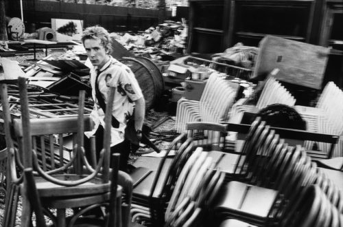 DOMINIQUE TARLÉ - JOHNNY ROTTEN, SEX PISTOLS, CHALET DU LAC, VINCENNES, 1976