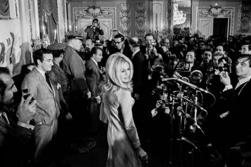 Jean Pierre Laffont photographiant Brigitte Bardot à l’hôtel Plaza pour la promotion de Viva Maria réalisé par Louis Malle NYC, décembre 1965 (©SANTI VISALLI/ LA GALERIE DE L’INSTANT)
