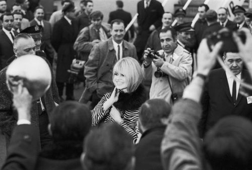 Brigitte Bardot arrive à l’hôtel Plaza pour la promotion de Viva Maria réalisé par Louis Malle NYC, décembre 1965 (©JEAN-PIERRE LAFFONT/ LA GALERIE DE L’INSTANT)