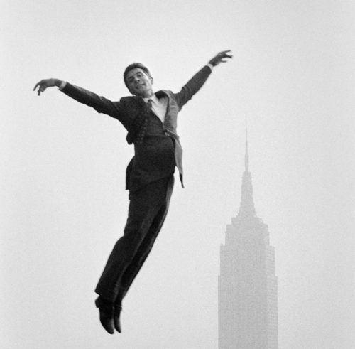 Gilbert Bécaud devant l’Empire State building, NYC, octobre 1966 (©JEAN-PIERRE LAFFONT/ LA GALERIE DE L’INSTANT)