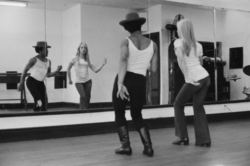 Sylvie Vartan prend un cours de danse avec Jojo Smith à la Jojo Dance Factory à Broadway après après s’être remise des blessures dues à un accident de voiture. NYC, mars 1970