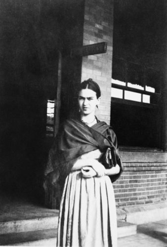 Frida Under the Negroes Sign, Laredo, Texas, 1932 (©LUCIENNE BLOCH, COURTESY GALERIE DE L’INSTANT, PARIS)