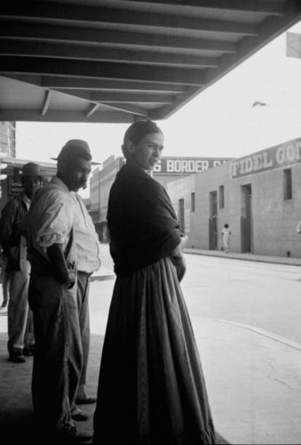 Frida at the Border, Laredo, Texas, 1932 (©LUCIENNE BLOCH, COURTESY GALERIE DE L’INSTANT, PARIS)