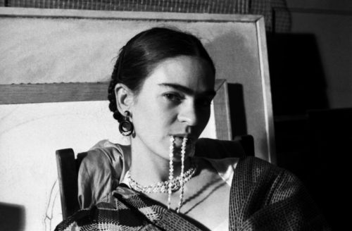 Frida Biting her Necklace, New Workers School, NYC, 1933 (©LUCIENNE BLOCH, COURTESY GALERIE DE L’INSTANT, PARIS)