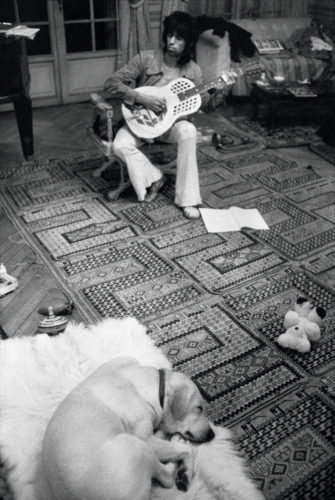 DOMINIQUE TARLÉ, KEITH RICHARDS ET SON CHIEN AOKI, VILLA NELLCOTE, VILLEFRANCHE SUR MER, 1971