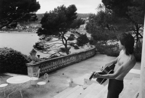 Keith Richards, Villa Nellcote, Villefranche sur Mer, 1971 (©DOMINIQUE TARLÉ/ LA GALERIE DE L’INSTANT)