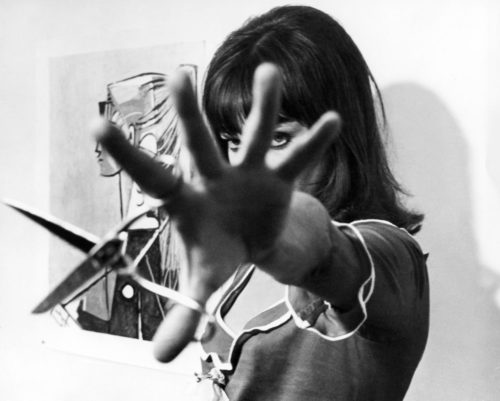 ANNA KARINA SUR LE TOURNAGE D’ALPHAVILLE MISE EN SCÈNE PAR JEAN-LUC GODARD, 1965 (©GEORGES PIERRE, COURTESY LA GALERIE DE L’INSTANT, PARIS)