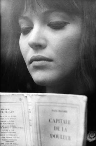 ANNA KARINA, SUR LE TOURNAGE D’ALPHAVILLE MISE EN SCÈNE PAR JEAN-LUC GODARD, 1965 (©GEORGES PIERRE, COURTESY LA GALERIE DE L’INSTANT, PARIS)