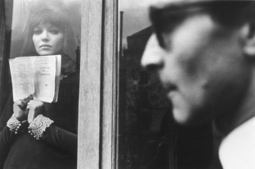 ANNA KARINA ET JEAN-LUC GODARD SUR LE TOURNAGE D’ALPHAVILLE MISE EN SCÈNE PAR JEAN-LUC GODARD, 1965 (©GEORGES PIERRE, COURTESY LA GALERIE DE L’INSTANT, PARIS)