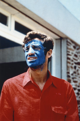 JEAN-PAUL BELMONDO, SUR LE TOURNAGE DE PIERROT LE FOU, MISE EN SCÈNE PAR JEAN-LUC GODARD, 1965 (©GEORGES PIERRE, COURTESY LA GALERIE DE L’INSTANT, PARIS)