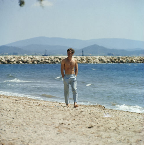 JEAN-PAUL BELMONDO, SUR LE TOURNAGE DE PIERROT LE FOU, MISE EN SCÈNE PAR JEAN-LUC GODARD, 1965 (©GEORGES PIERRE, COURTESY LA GALERIE DE L’INSTANT, PARIS)