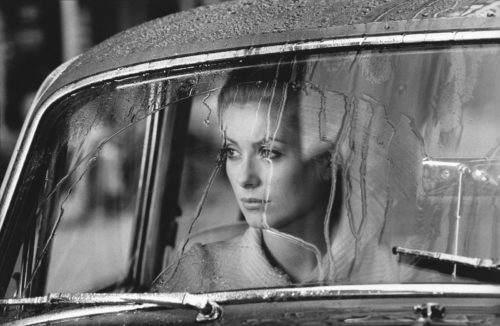 CATHERINE DENEUVE SUR LE TOURNAGE DE MANON 70 MISE EN SCÈNE PAR JEAN AUREL, 1967 (©GEORGES PIERRE, COURTESY LA GALERIE DE L’INSTANT, PARIS)