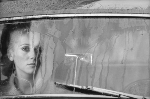 CATHERINE DENEUVE SUR LE TOURNAGE DE MANON 70 MISE EN SCÈNE PAR JEAN AUREL, 1967 (©GEORGES PIERRE, COURTESY LA GALERIE DE L’INSTANT, PARIS)