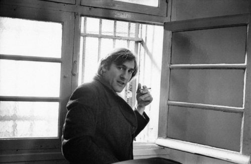 GÉRARD DEPARDIEU SUR LE TOURNAGE DE LE GRAND FRÈRE MISE EN SCÈNE PAR FRANCIS GIROD, 1982 (©GEORGES PIERRE, COURTESY LA GALERIE DE L’INSTANT, PARIS)