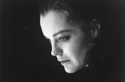 ROMY SCHNEIDER SUR LE PLATEAU DE LA MOUETTE MISE EN SCÈNE PAR SASHA PITOËFF, 1961 (©GEORGES PIERRE, COURTESY LA GALERIE DE L’INSTANT, PARIS)