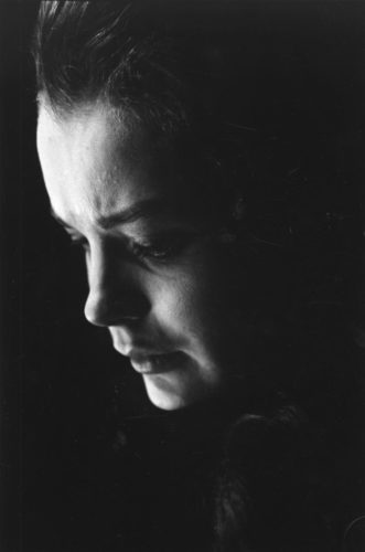 ROMY SCHNEIDER, SUR LE PLATEAU DE LA MOUETTE, MISE EN SCÈNE PAR SASHA PITOËFF, 1961 (©GEORGES PIERRE, COURTESY LA GALERIE DE L’INSTANT, PARIS)