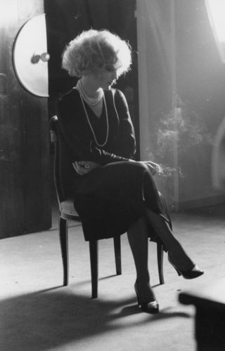 ROMY SCHNEIDER, SUR LE TOURNAGE DE LE TRIO INFERNAL, MISE EN SCÈNE PAR FRANCIS GIROD, 1974 (©GEORGES PIERRE, COURTESY LA GALERIE DE L’INSTANT, PARIS)