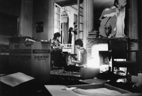 Keith Richards & Mick Jagger, Villa Nellcote, Villefranche sur Mer, 1971 (©DOMINIQUE TARLÉ/ LA GALERIE DE L’INSTANT)