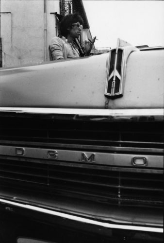 Keith Richards et son Oldsmobile, Villefranche sur Mer, 1971 (©DOMINIQUE TARLÉ/ LA GALERIE DE L’INSTANT)