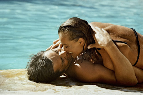 PHILIPPE LE TELLIER, AVEC ALAIN DELON SUR LE TOURNAGE DE LA PISCINE DE JACQUES DERAY, 1968 (©