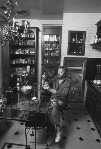 À LA TABLE DE SA CUISINE, RUE DE VERNEUIL, PARIS, 1982 (©TONY FRANK, COURTESY GALERIE DE L’INSTANT, PARIS)