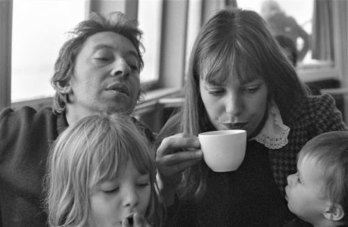 Serge Gainsbourg, Jane Birkin, Kate Barry et Charlotte Gainsbourg, 1972 (©ANDREW BIRKIN - LA GALERIE DE L’INSTANT)