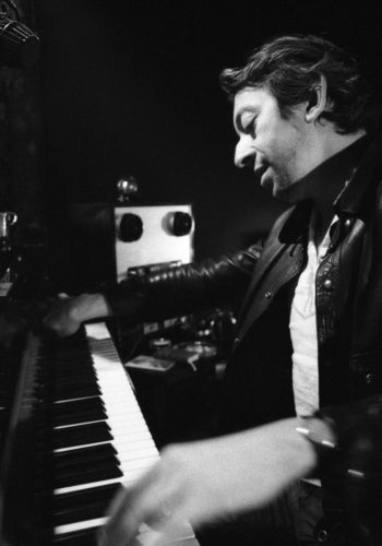 Serge Gainsbourg, Paris, 1974 (©ANDREW BIRKIN - LA GALERIE DE L’INSTANT)