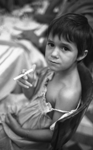 Charlotte Gainsbourg, Normandie, 1977 (©ANDREW BIRKIN - LA GALERIE DE L’INSTANT)