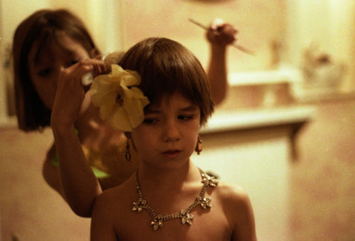 Kate Barry et Charlotte Gainsbourg, 1977 (©ANDREW BIRKIN - LA GALERIE DE L’INSTANT)