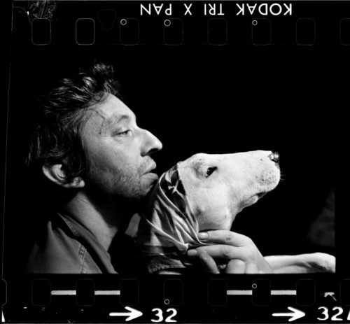 Serge Gainsbourg et Nana en Normandie, 1977 (©ANDREW BIRKIN - LA GALERIE DE L’INSTANT)