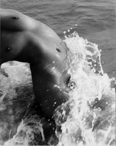 LUCIEN CLERGUE Nu de la mer, 1965 (©LUCIEN CLERGUE - LA GALERIE DE L’INSTANT)