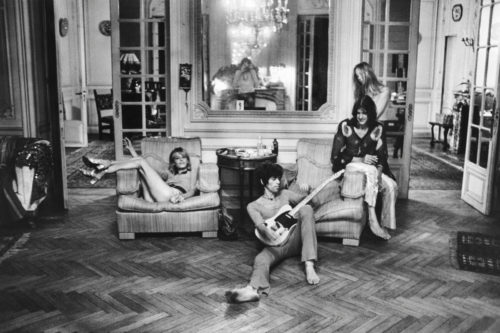 Anita Pallenberg, Keith Richards avec sa Telecaster, Gram Parsons, Gretchen Burrell, Villa Nellcote, Villefranche sur Mer, 1971
