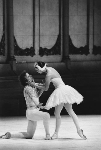 GILLES TAPIE Rudolf Noureev et Sylvie Guillem, Le lac des cygnes Opéra de Paris, 1986