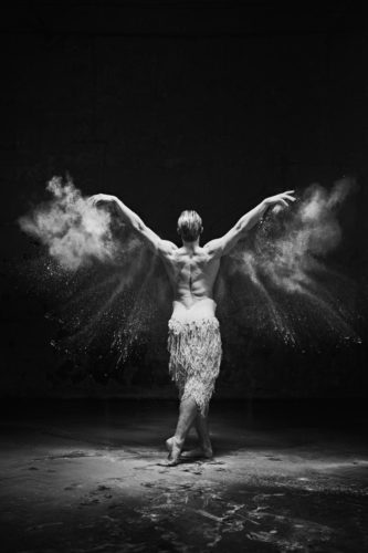 MATTHEW BROOKES Matthew Ball dans le Swan Lake de Matthew Bourne, Londres 2024 (©MATTHEW BROOKES - LA GALERIE DE L’INSTANT)