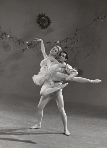 Brigitte Bardot danse avec le danseur étoile de l’Opéra de Paris, Michel Renault Paris, 1958 (MAURICE ZALEWSKI ©LA GALERIE DE L’INSTANT)