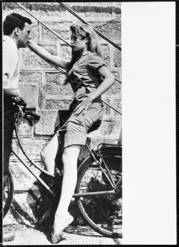 Brigitte Bardot et Jean-Louis Trintignant Tournage du film “Et Dieu... créa la femme” de Roger Vadim Saint-Tropez, 1956 (© DR / LA GALERIE DE L’INSTANT)