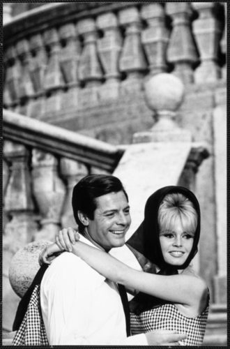 Brigitte Bardot et Marcello Mastroianni Tournage du film “Vie privée” de Louis Malle 1961 (© DR / LA GALERIE DE L’INSTANT)