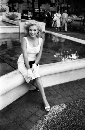 Marilyn Monroe, Devant le Plaza Athénée, New York, 1957, SAM SHAW (©SAM SHAW, courtesy Galerie de l’Instant, Paris)