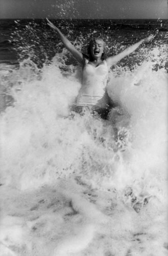 Marilyn Monroe, East Hampton, 1957, SAM SHAW (©SAM SHAW, courtesy Galerie de l’Instant, Paris)