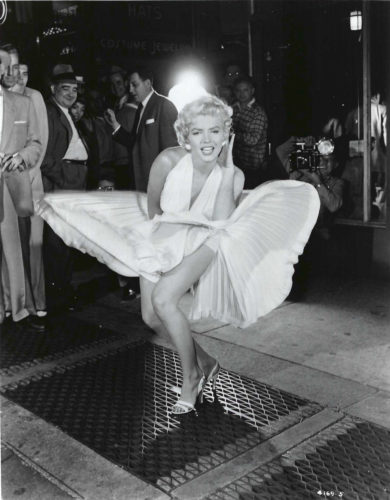 Tirage vintage de Sam Shaw Marilyn Monroe Tournage de “Sept ans de réflexion” (The seven year itch), réalisé par Billy Wilder, New York City, 1954